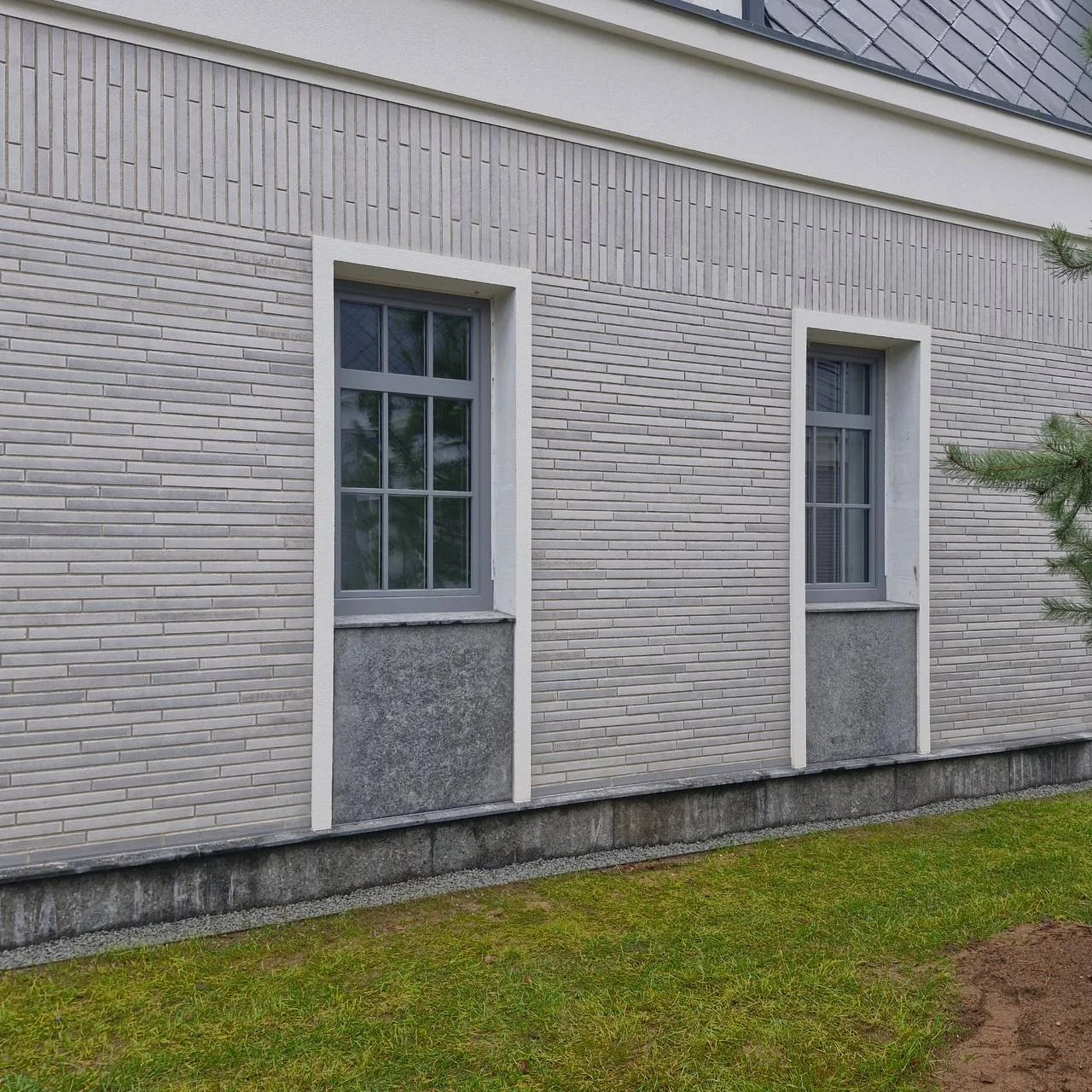 Fassaad graniidist sokli ja aknaümbruse detailidega