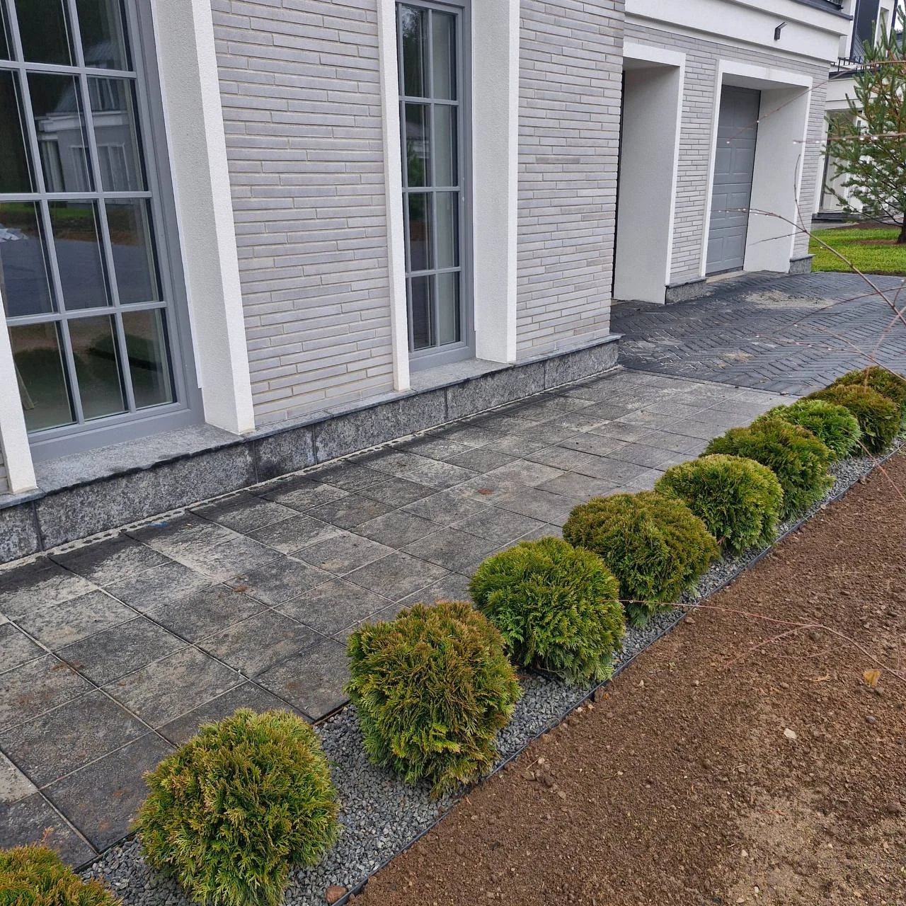 Graniitplaatidest käigutee eramaja ees