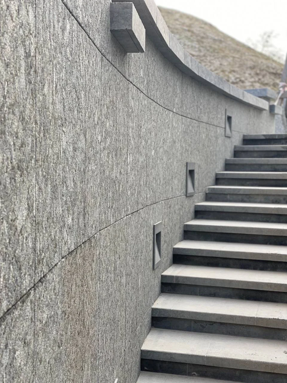 Graniidist trepid ja kaarduv sein