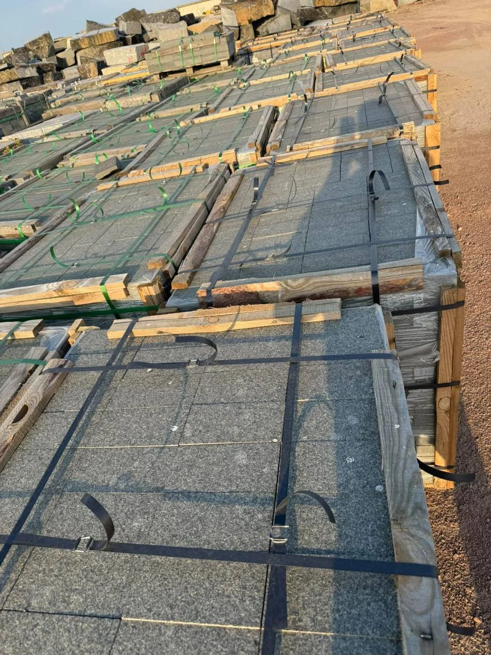 Pakendatud graniitplaadid laos